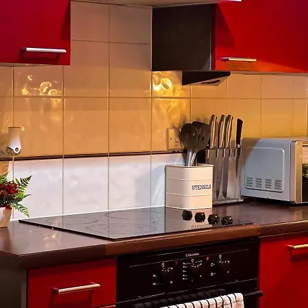 Apartment Vivid, Stylish, Central, Bold, Retro, Intimate, Red Accents, Striking Design, Centre, 1br