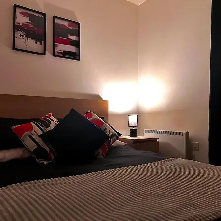 Apartment Vivid, Stylish, Central, Bold, Retro, Intimate, Red Accents, Striking Design, Centre, 1br *